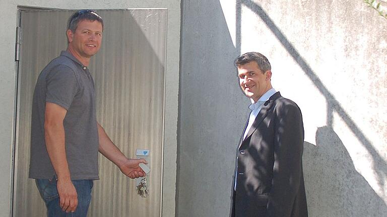 Wassermeister Jochen Röll und Stadtwerke Geschäftsführer Thomas Kästner am tiefsten Brunnen des Versorgungssystems: dem Seelenvater 1. Wassermeister Jochen Röll und Stadtwerke Geschäftsführer Thomas Kästner am tiefsten Brunnen des Versorgungssystems: dem Seelenvater 1.