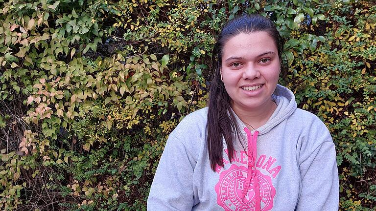 Charlotte Löffler (17 Jahre) aus Steinmark wünscht sich, dass die Gesellschaft bei Gesprächen über den Tod offener ist und die Menschen ihn als Teil des Lebens annehmen können. Charlotte Löffler (17 Jahre) aus Steinmark wünscht sich, dass die Gesellschaft bei Gesprächen über den Tod offener ist und die Menschen ihn als Teil des Lebens annehmen können.