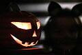 Ein Kürbis steht zu Halloween vor einem Haus. Als Halloween wird die Feier des Vorabends vom Allerheiligenfest in der Nacht vom 31.10. zum 1.11. bezeichnet.&nbsp;