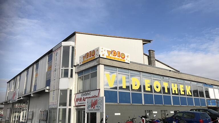 Die geschlossene Karlstadter Videothek an der Würzburger Straße. Die geschlossene Karlstadter Videothek an der Würzburger Straße.