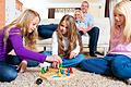 Schon lange keinen Spieleabend mit der Familie gemacht? Jetzt ist die beste Gelegenheit dazu.