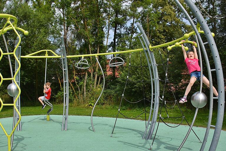 Dieses vielseitige Spielgerät im modernen Design steht in der Gemeinde Höchheim direkt an der Milz. Dieses vielseitige Spielgerät im modernen Design steht in der Gemeinde Höchheim direkt an der Milz.