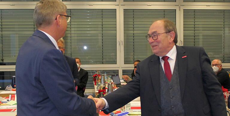 Der Vorgänger gratuliert dem Nachfolger: Walter Heußlein (rechts) übergab am Freitag das Amt des Handwerkskammerpräsidenten an Michael Bissert.