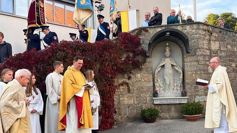 Nach erfolger Sanierung wurde die Schutzmantelmadonna von Wargolshausen von Pfarrer Leo Brand gesegnet. Nach erfolger Sanierung wurde die Schutzmantelmadonna von Wargolshausen von Pfarrer Leo Brand gesegnet.