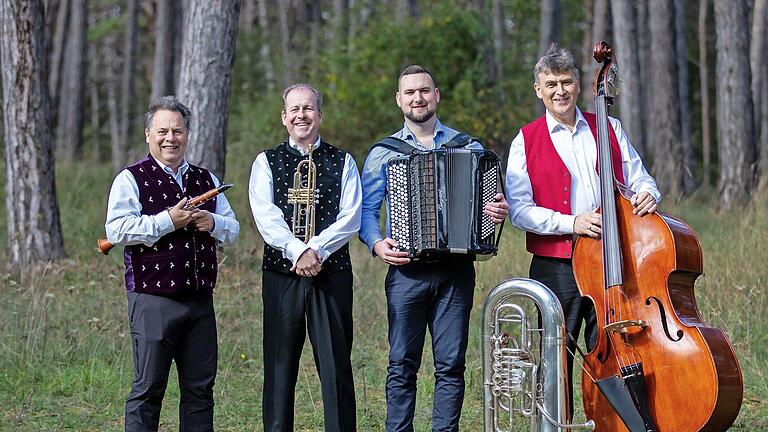 Die Musikgruppe „Kilian, Kolonat und TonArt“mit (von links) Andreas Güntsch, Sebastian Strempel, Sini&scaron;a Ljubojevic und Kilian Moritz ist am Montag auf BR Heimat zu hören.       -  Die Musikgruppe „Kilian, Kolonat und TonArt“mit (von links) Andreas Güntsch, Sebastian Strempel, Sini&scaron;a Ljubojevic und Kilian Moritz ist am Montag auf BR Heimat zu hören.