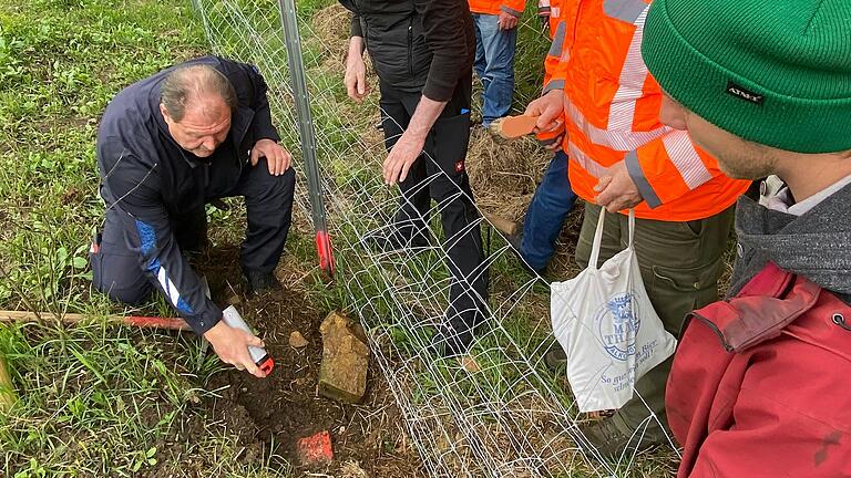 Beim Grenzbegang der Siebener wurden die Grenzsteine auf der Grafenrheinfelder Gemarkung kontrolliert.