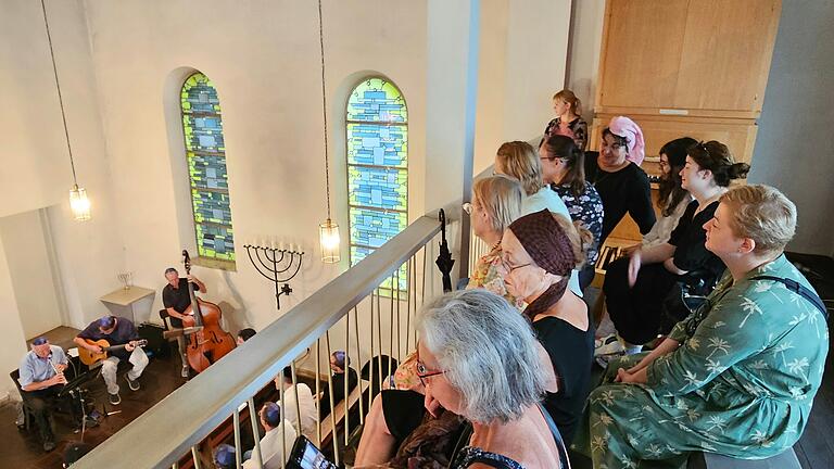 Frauen sitzen beim jüdischen Gottesdienst traditionell auf der Empore, die in der Sommerhäuser Synagoge früher über eine Außentreppe am Westgiebel erreichbar war.