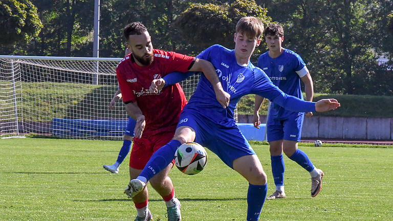 Die Spiele des FC 06 Bad Kissingen und TSV Münnerstadt - Im Hinspiel freute sich Fabio Seufert (in blau) über einen 5:2-Sieg über Türkiyemspor Schweinfurt (unser Bild). Von derlei Treffsicherheit ist der FC Bad Kissingen aktuell allerdings weit entfernt. Die Spiele des FC 06 Bad Kissingen und TSV Münnerstadt - Im Hinspiel freute sich Fabio Seufert (in blau) über einen 5:2-Sieg über Türkiyemspor Schweinfurt (unser Bild). Von derlei Treffsicherheit ist der FC Bad Kissingen aktuell allerdings weit entfernt.