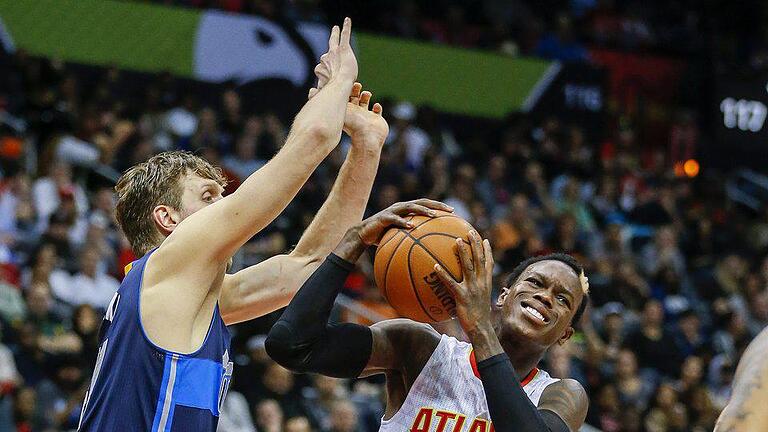 Deutsches Duell       -  Dirk Nowitzki (l) trifft mit den Dallas Mavericks gleich auf Landsmann Dennis Schröder und die Atlanta Hawks.