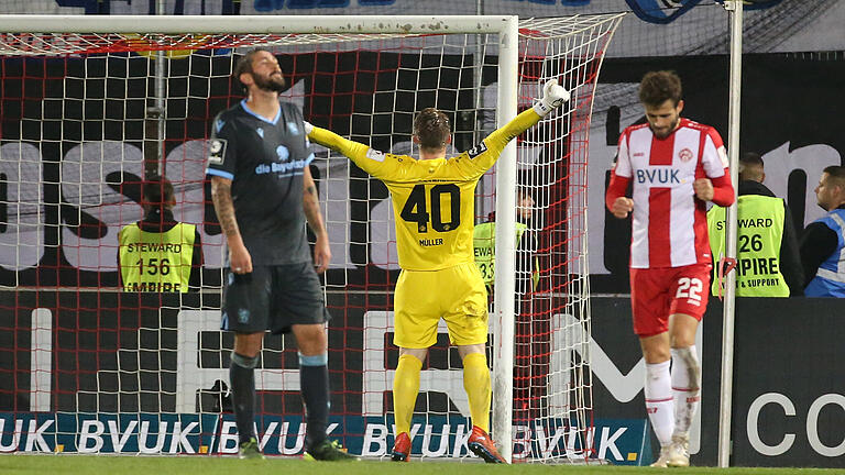 Schaut her! Kickers-Keeper Vincent Müller bejubelt den Heimsieg gegen 1860 München.