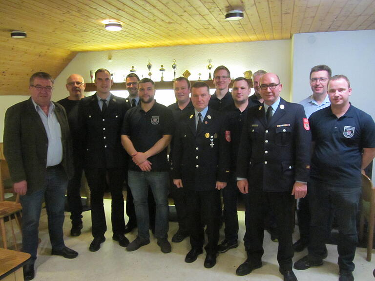 v.l.n.r Die gesamte Vorstandschaft der Feuerwehr Hausen mit Friedolin Link (links), dem 1. Vorsitzenden Johannes Rothaug (3.v.l.) Kommandant Frank Eckert (Mitte) und Manfred Wawretschka (3.v.r.)