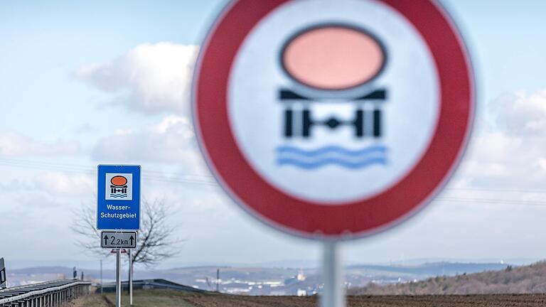 Das Schild an der Hettstadter Steige verweist auf das bereits bestehende sieben Quadratkilometer große Wasserschutzgebiet 'Zeller Quellen', aus dem die Stadt Würzburg die Hälfte ihres Trinkwassers bezieht.&nbsp;