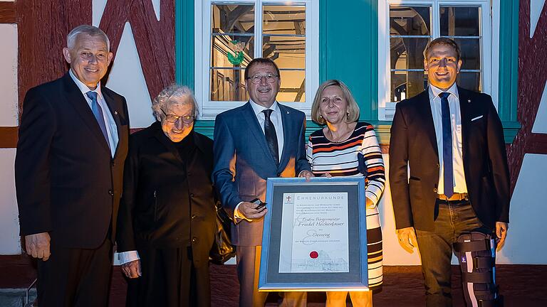 Friedel Heckenlauer, seit 2002 Bürgermeister von Stadtlauringen, wurde für seine Leistungen mit dem Ehrenring des Marktes Stadtlauringen ausgezeichnet. Im Bild (von links): Zweiter Bürgermeister Winfried Reß, Ehrenbürger Monsignore Benno von Bundschuh, Friedel Heckenlauer und Dagmar Heckenlauer und Dritter Bürgermeister Heiko Zimmy. Friedel Heckenlauer, seit 2002 Bürgermeister von Stadtlauringen, wurde für seine Leistungen mit dem Ehrenring des Marktes Stadtlauringen ausgezeichnet. Im Bild (von links): Zweiter Bürgermeister Winfried Reß, Ehrenbürger Monsignore Benno von Bundschuh, Friedel Heckenlauer und Dagmar Heckenlauer und Dritter Bürgermeister Heiko Zimmy. 