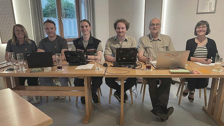 Auf dem Podium bei der 'Initiative Zukunftswald' (von links): Geschäftsführerin Birgitt Ulrich (FBG), Förster Marcel Waffler, Projektingenieur Jakob Lichtenwald, Revierförster Johannes Erben, Abteilungsleiter Forsten Andreas Leyrer und AELF-Behördenleiterin Klaudia Schwarz.