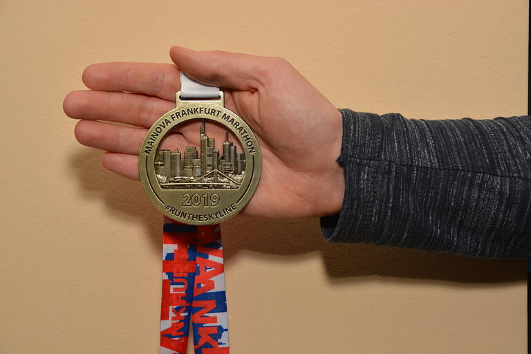 Die Medaille vom Frankfurt-marathon erhält im Zuhause von Michael Pörtner einen Ehrenplatz. Die Medaille vom Frankfurt-marathon erhält im Zuhause von Michael Pörtner einen Ehrenplatz.