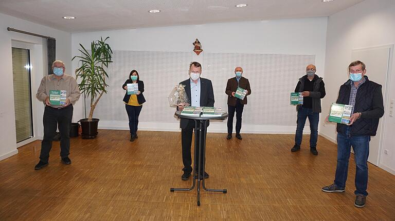 Präsentation der Waldberger Chronik. Das Bild zeigt von links: Siegfried Söder, Bürgermeisterin Sonja Reubelt, Reinhold Albert, Landrat Thomas Habermann, Herbert Holzheimer und Wilhelm Söder.