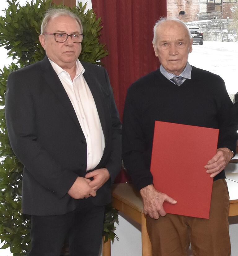 Karl Bauer (rechts) wurde von Bürgermeister Edgar Schüttler für sein jahrzehntelanges Engagement für die Gemeinde Uettingen zum Ehrenbürger ernannt.