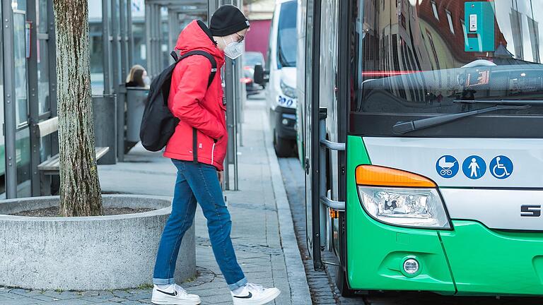 Das Bild zeigt den Marktheidenfelder Busbahnhof (Archivbild). Im Jugendkreistag wurde die Busverbindung nach 22 Uhr im Landkreis kritisiert. Der Rufbus soll hier Abhilfe schaffen, doch das System hat Schwachstellen.