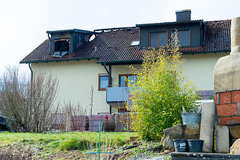 Das betroffene Haus in Wegfurt. Unter dem Spitzboden wohnte die Familie Hußeneder, darunter die Mutter Renate Fries. Das betroffene Haus in Wegfurt. Unter dem Spitzboden wohnte die Familie Hußeneder, darunter die Mutter Renate Fries.