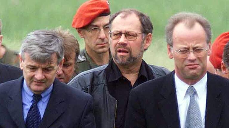 Staatssekretär Walter Kolbow 1999 im Kosovo in Begleitung von Außenminister Joschka Fischer (links) und Verteidigungsminister Rudolf Scharping (rechts). Staatssekretär Walter Kolbow 1999 im Kosovo in Begleitung von Außenminister Joschka Fischer (links) und Verteidigungsminister Rudolf Scharping (rechts).