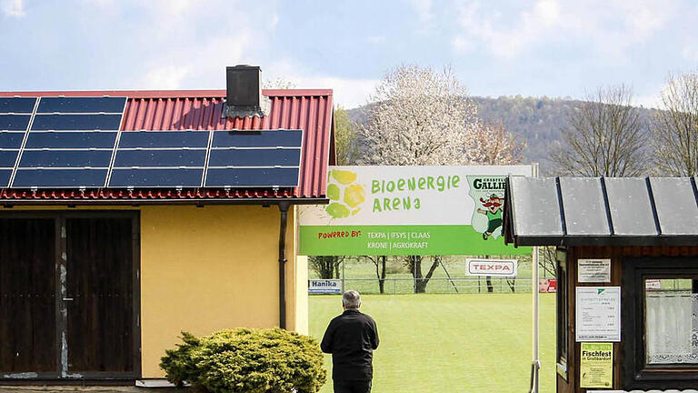 Kurpark oder Stadionvorplatz? In Großbardorf verschwimmen die Grenzen. Fotos: Martin Kreklau       -  Kurpark oder Stadionvorplatz? In Großbardorf verschwimmen die Grenzen. Fotos: Martin Kreklau