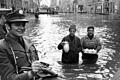 Hochwasser       -  Dramatisch &ndash; und trotz allem ein Lächeln auf den Lippen: Mit Kaffee und Kuchen geht es beim Würzburger Hochwasser im Oktober 1970 durch die Fluten. Wer erinnert sich noch daran?