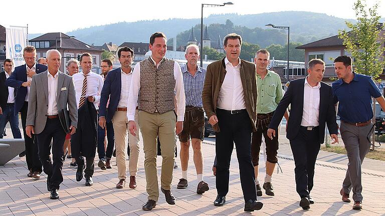 Mit zehn Minuten Verspätung raschen Schrittes zur Stadthalle: Ministerpräsident Markus Söder, flankiert von Bürgermeister Mario Paul (links) und dem Landtagsabgeordneten Thorsten Schwab mit Gefolge. Mit zehn Minuten Verspätung raschen Schrittes zur Stadthalle: Ministerpräsident Markus Söder, flankiert von Bürgermeister Mario Paul (links) und dem Landtagsabgeordneten Thorsten Schwab mit Gefolge.
