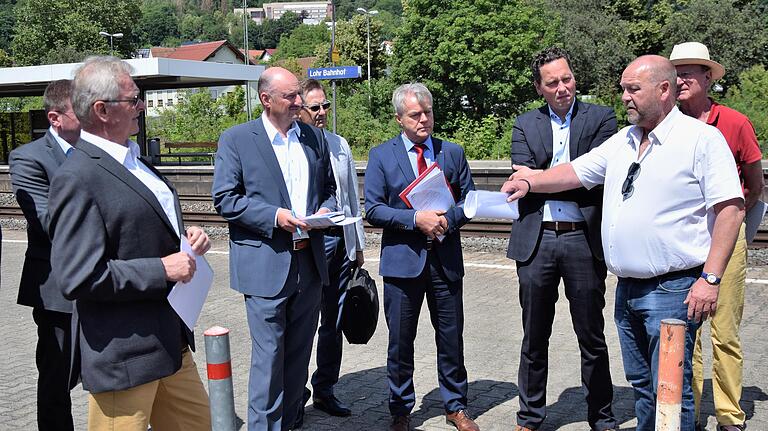 Vertreter der Bahn mit dem Bundestagsabgeordneten Bernd Rützel (Zweiter von links), Lohrs Bürgermeister Mario Paul (Dritter von rechts) und dem Eigentümer des Bahnhofsgebäudes, Stefan Steinert (Zweiter von rechts).