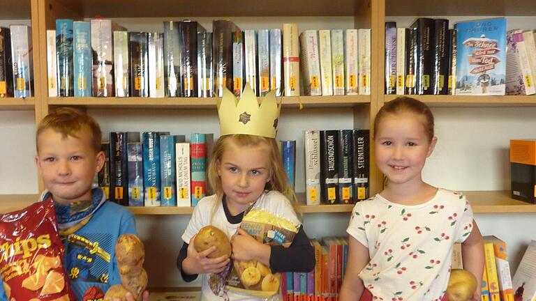 Wer hat die größte Kartoffel? Kartoffelkönigin wurde Lena (Mitte), gefolgt von Amelie (rechts) und Lukas. Foto: Barbara Seufert       -  Wer hat die größte Kartoffel? Kartoffelkönigin wurde Lena (Mitte), gefolgt von Amelie (rechts) und Lukas. Foto: Barbara Seufert