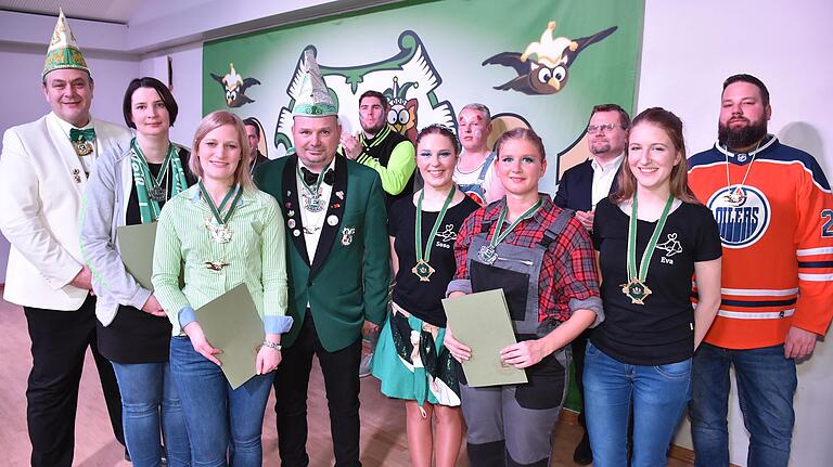 Heiko Förster (links), Regionalpräsident der Föderation europäischer Narren, ehrte Kerstin Pfister (vorne von links), Christina Weickert, Markus Schwingler, Sophia Sahlmüller, Nicole Kriegl und Eva Haase mit verschiedenen Orden. Den Jahresorden der Narrengilde erhielten (hinten von links) Rainer Seger (verdeckt), Clemens Veth, Markus Köhler Wiesentheids Bürgermeister Werner Knaier und Patrick Fichna (vorne rechts). Heiko Förster (links), Regionalpräsident der Föderation europäischer Narren, ehrte Kerstin Pfister (vorne von links), Christina Weickert, Markus Schwingler, Sophia Sahlmüller, Nicole Kriegl und Eva Haase mit verschiedenen Orden. Den Jahresorden der Narrengilde erhielten (hinten von links) Rainer Seger (verdeckt), Clemens Veth, Markus Köhler Wiesentheids Bürgermeister Werner Knaier und Patrick Fichna (vorne rechts).