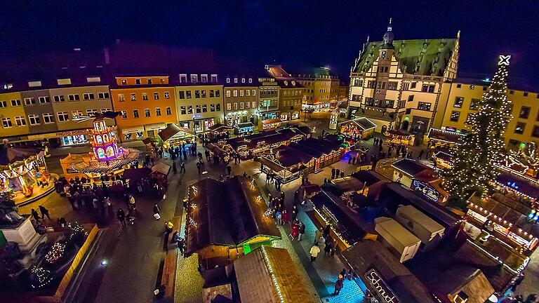 Der Schweinfurter Weihnachtsmarkt auf dem Marktplatz. In diesem Jahr ist das gewohnte Konzept wegen der Corona-Pandemie nicht möglich, weshalb eine so genannte 'Stadtweihnacht' durchgeführt werden soll.