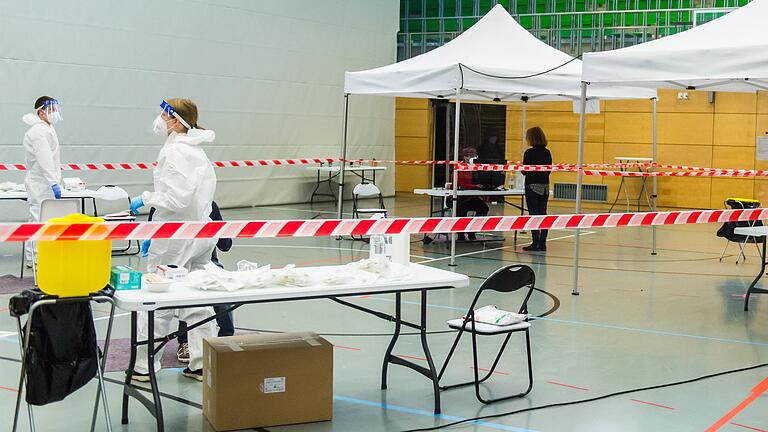 In der Turnhalle des Alexander-von-Humboldt-Gymnasiums  ist an zwei Tagen eine Mobile Corona-Teststrecke aufgebaut. 1000 Menschen aus dem Schulumfeld werden getestet.