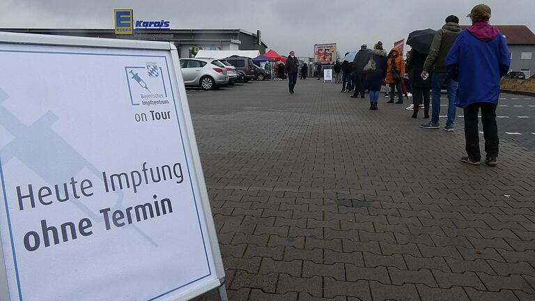 Ohne Termin konnten alle Impfwilligen am Samstag nach Knetzgau kommen. Die zwei Ärzte und das Impfteam hatten dort alle Hände voll zu tun. Ohne Termin konnten alle Impfwilligen am Samstag nach Knetzgau kommen. Die zwei Ärzte und das Impfteam hatten dort alle Hände voll zu tun.