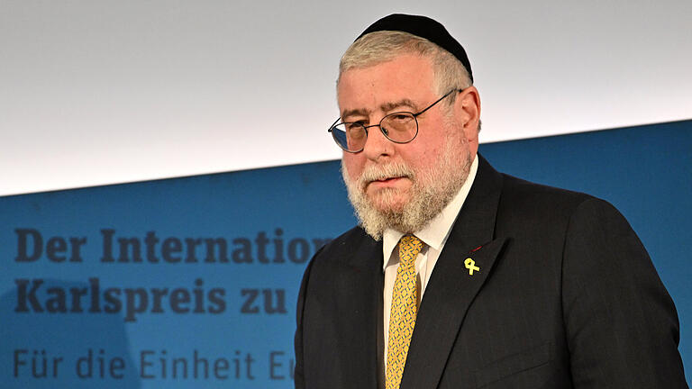 Internationaler Karlspreis 2024.jpeg       -  Oberrabbiner Pinchas Goldschmidt, Präsident der Europäischen Rabbiner-Konferenz, bei der Verleihung des Internationalen Karlspreises in Aachen.