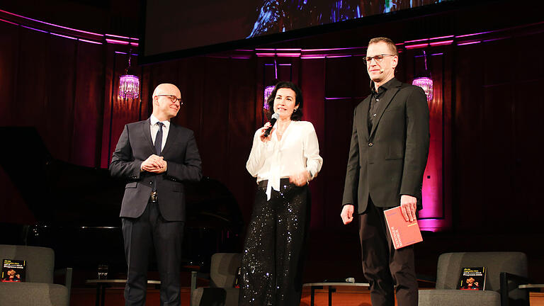 Vorstellung Programm Kissinger Sommer 2025 - Kissingens Oberbürgermeister Dirk Vogel (links), Bundestagsabgeordnete Dorothee Bär, Intendant Alexander Steinbeis. Vorstellung Programm Kissinger Sommer 2025 - Kissingens Oberbürgermeister Dirk Vogel (links), Bundestagsabgeordnete Dorothee Bär, Intendant Alexander Steinbeis.