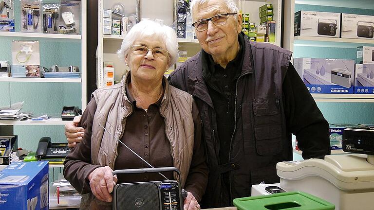 Künftig kein Empfang mehr am Marktplatz: Christel und Kurt Beuschlein schließen ihr Elektro-Fachgeschäft. Künftig kein Empfang mehr am Marktplatz: Christel und Kurt Beuschlein schließen ihr Elektro-Fachgeschäft.