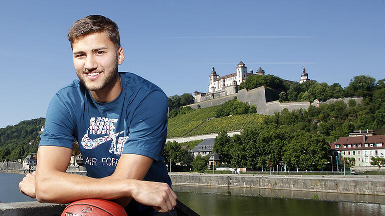 Maxi Kleber       -  Der deutsche Basketball-Nationalspieler Maximilian Kleber beim Fototermin in seiner Heimatstadt Würzburg, im Hintergrund die Festung Marienberg, das Bild entstand am 2015 auf der Alten Mainbrücke.