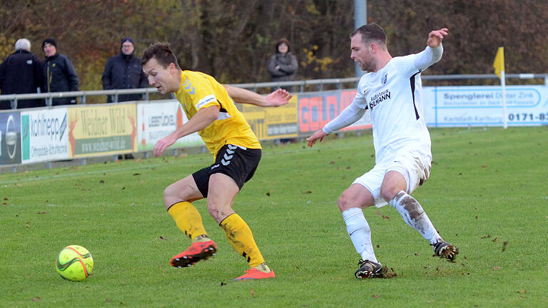 Fußball Bayernliga Nord, TSV Karlburg - SpVgg Bayern Hof am Samstag, 30. November 2019: links Adam Sevcik (Hof), rechts Maurice Kübert (Karlburg)