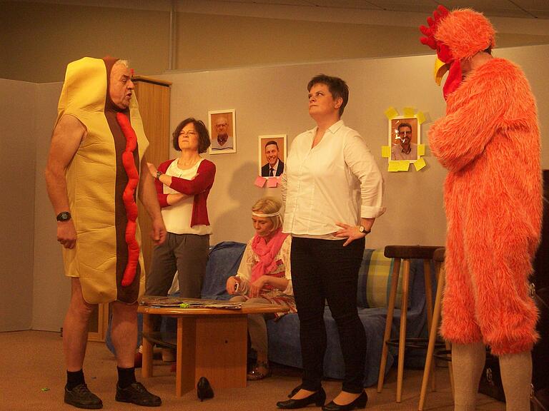 Als Huhn und Bratwurst wurden die Männer im Theaterstück in Lülsfeld von ihren Frauen ausgeliehen. Als Huhn und Bratwurst wurden die Männer im Theaterstück in Lülsfeld von ihren Frauen ausgeliehen.