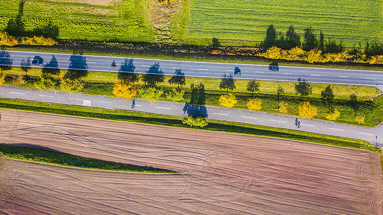 Wie können die Menschen im Haßbergkreis auch in Zukunft mobil bleiben und das möglichst verträglich für Umwelt und Klima? Im Bild die Verbindungsstraße zwischen Limbach und Sand.