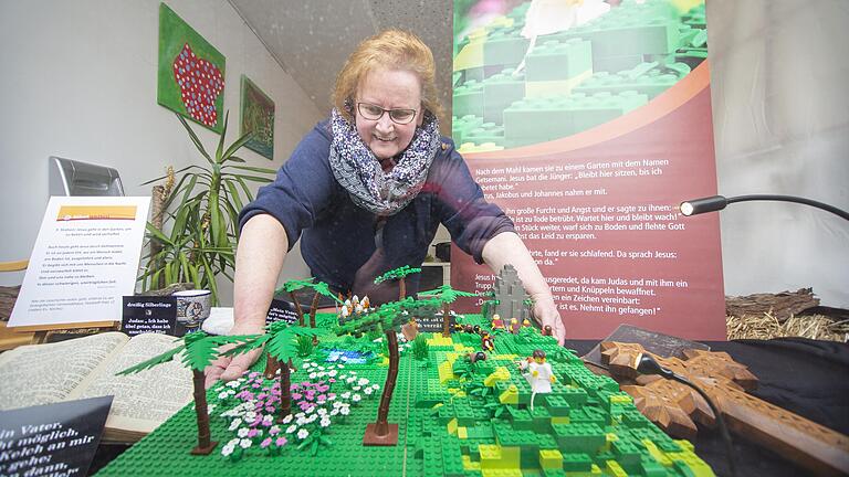 In den Haßfurter Schaufenstern ist nun die&nbsp; Ostergeschichte aus Lego-Steinen zu sehen - hier bei der&nbsp; Rummelsberger Diakonie. Mitarbeiterin Silvia Fischer vollendet das Werk.&nbsp;