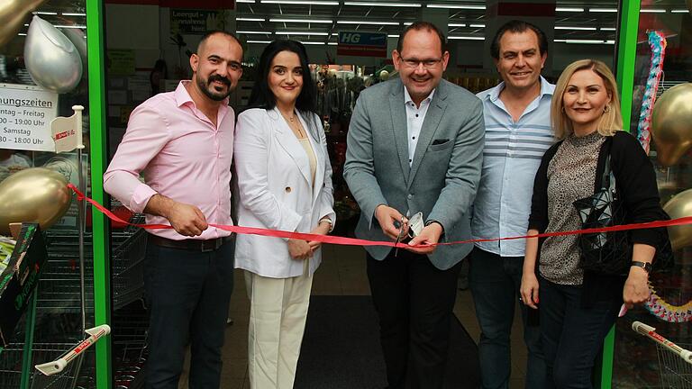 Die offizielle Eröffnung des 'Supermarkts Arslan': Von links Kemal und Gülsüm Arslan, Bürgermeister Michael Hombach, Özay Arslan und die Integrationsbeauftragte Sakine Azodanlou.&nbsp;&nbsp;