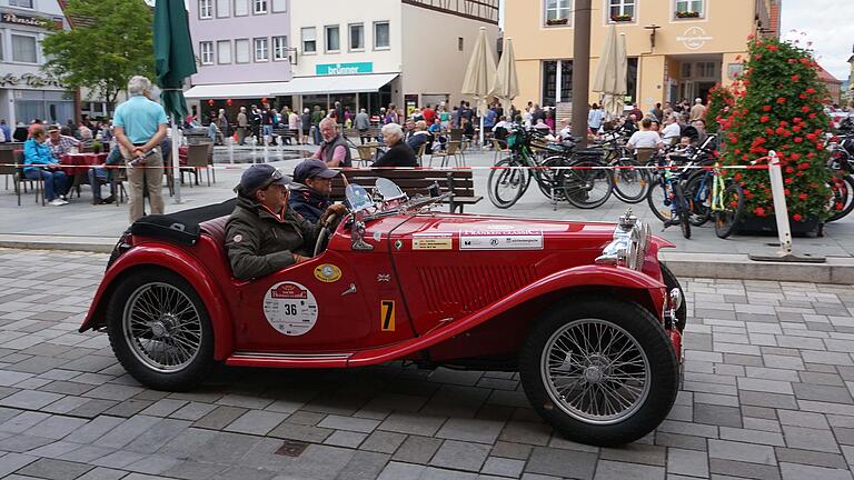 Deutsche nennen alte Autos 'Oldtimer'. Briten sagen dagegen 'Vintage Cars'. Deutsche nennen alte Autos 'Oldtimer'. Briten sagen dagegen 'Vintage Cars'.