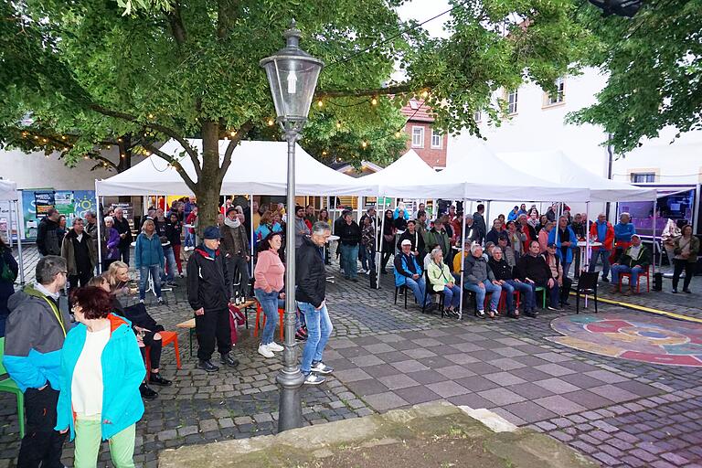 Trotz des angekündigten regnerischen Wetters fand das Konzert am Freitag statt. Für die Gäste wurden Pavillons aufgestellt, sodass diese das Konzert weitgehend im Trockenen genießen konnten. Trotz des angekündigten regnerischen Wetters fand das Konzert am Freitag statt. Für die Gäste wurden Pavillons aufgestellt, sodass diese das Konzert weitgehend im Trockenen genießen konnten.