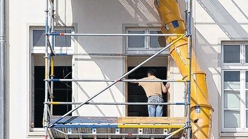 Für eine Musterwohnung wird bereits ausgeräumt.