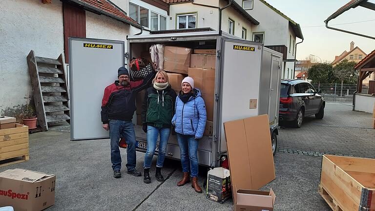 Gemeinsames (An-)Packen für die Ukraine: Bruno Pfister mit den Helferinnen Marlene Pretscher und Andrea Ebert kurz vor dem Start Richtung Krakau. 