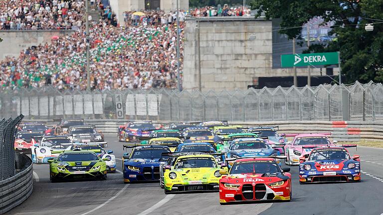 Schon in der ersten Runde lag der spätere Sieger Sheldon van der Linde (BMW, Schubert Motorsport) beim ersten Rennen auf dem Norisring in Nürnberg vorne. Schon in der ersten Runde lag der spätere Sieger Sheldon van der Linde (BMW, Schubert Motorsport) beim ersten Rennen auf dem Norisring in Nürnberg vorne.