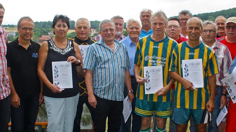 Ehrung der Gründungsmitglieder des SV Leinach: Im Bild (von links) Vorsitzender Reinhard Bischof, BLSV-Kreischef Klaus Greier, Helga Mai, Rudi Mai, Peter Then, Pius Krug, Horst Fahl, Walter Römling, Erich Hofmann, Bruno Bischof, Heinz Tüchert, Rolf Hein, Bernd Niedostatek, Heinz Gräf, Klaus Bär und Doris Heußlein.FOTO: Thomas Hälker