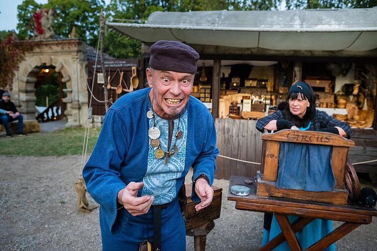 „Der Kistler“ kommt aus Regensburg und hat Holzwürmer dressiert. Mit denen tritt er jetzt in seinem Zirkus auf.