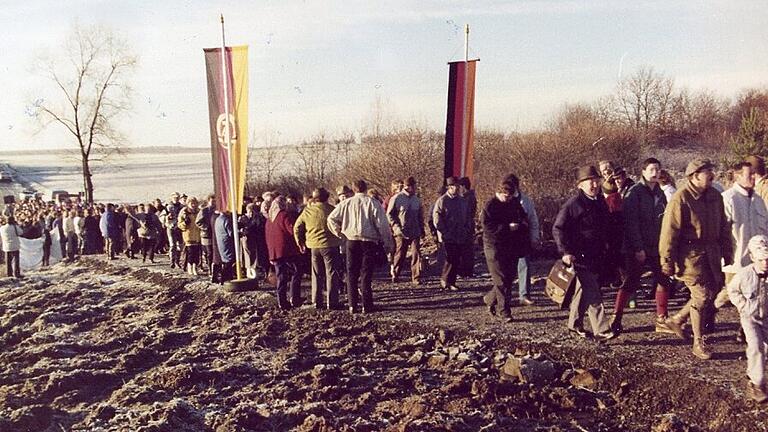 Am 26. Dezember 1989 machten sich tausende Menschen von Ermershausen aus auf den Weg ins Thüringische Schweickershausen. Das Ereignis feiert die Evangelische Landjugend am Freitagabend mit einer Waldweihnacht dort, wo der Eiserne Vorhang Ost und West trennte.